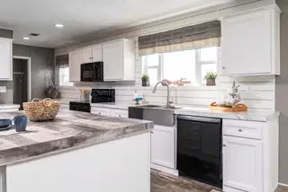 Locklear kitchen home features