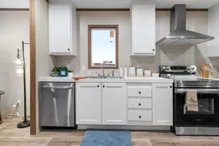 Grand kitchen home features