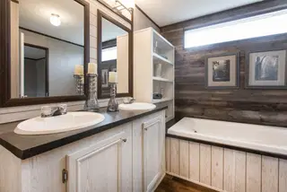 The seaside 1290 bathroom home features