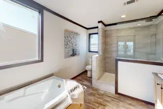 Boujee xl 2 bathroom home features