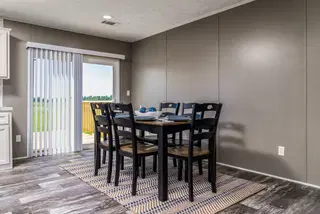 Locklear interior home features