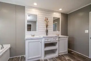 Locklear bathroom home features
