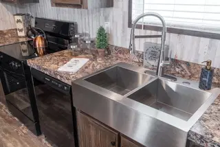 Hardin kitchen home features