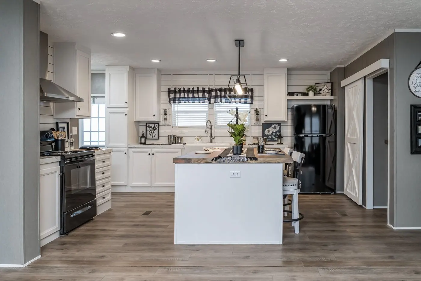 Savannah breeze kitchen home features